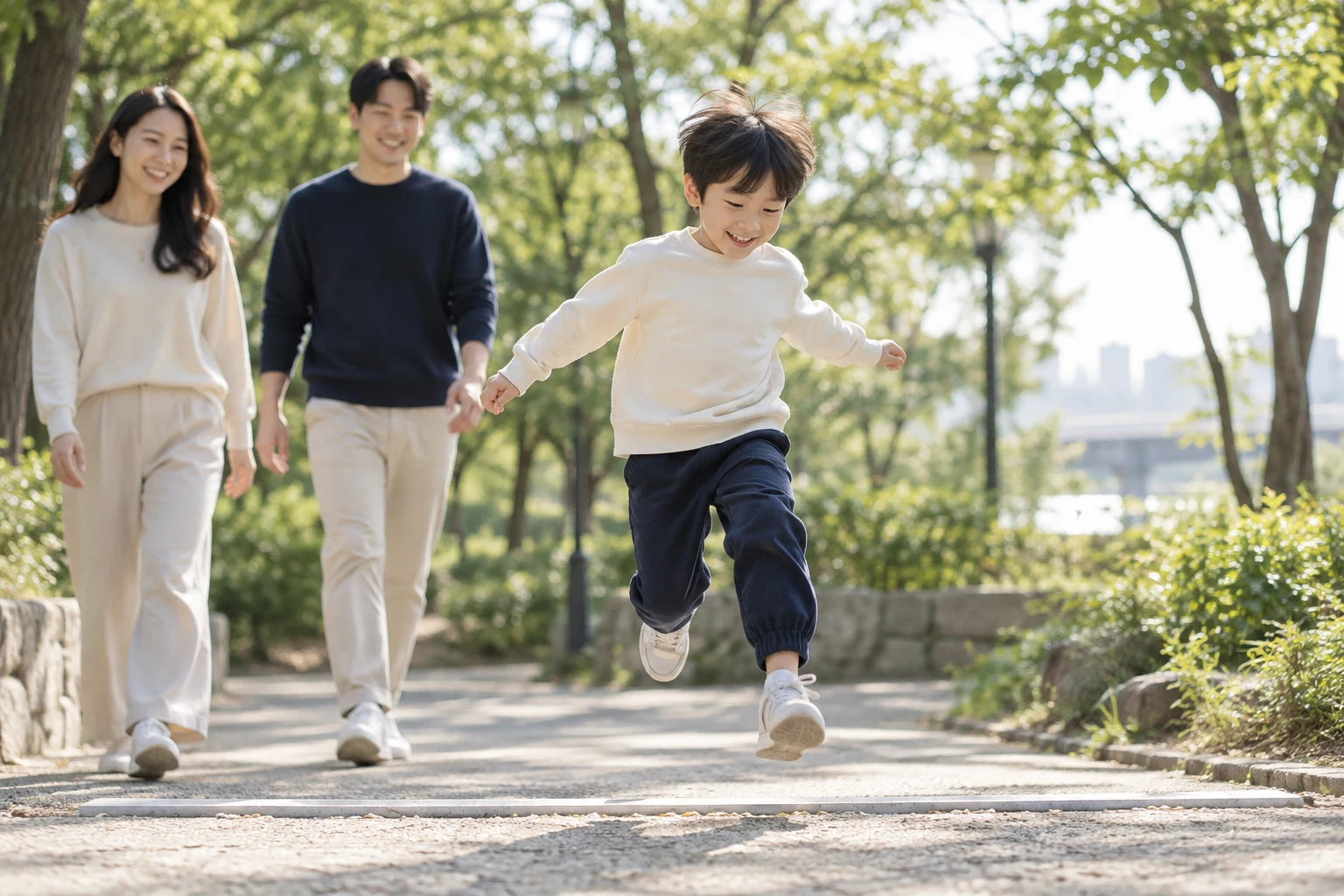 야외에서 즐겁게 뛰어노는 아이