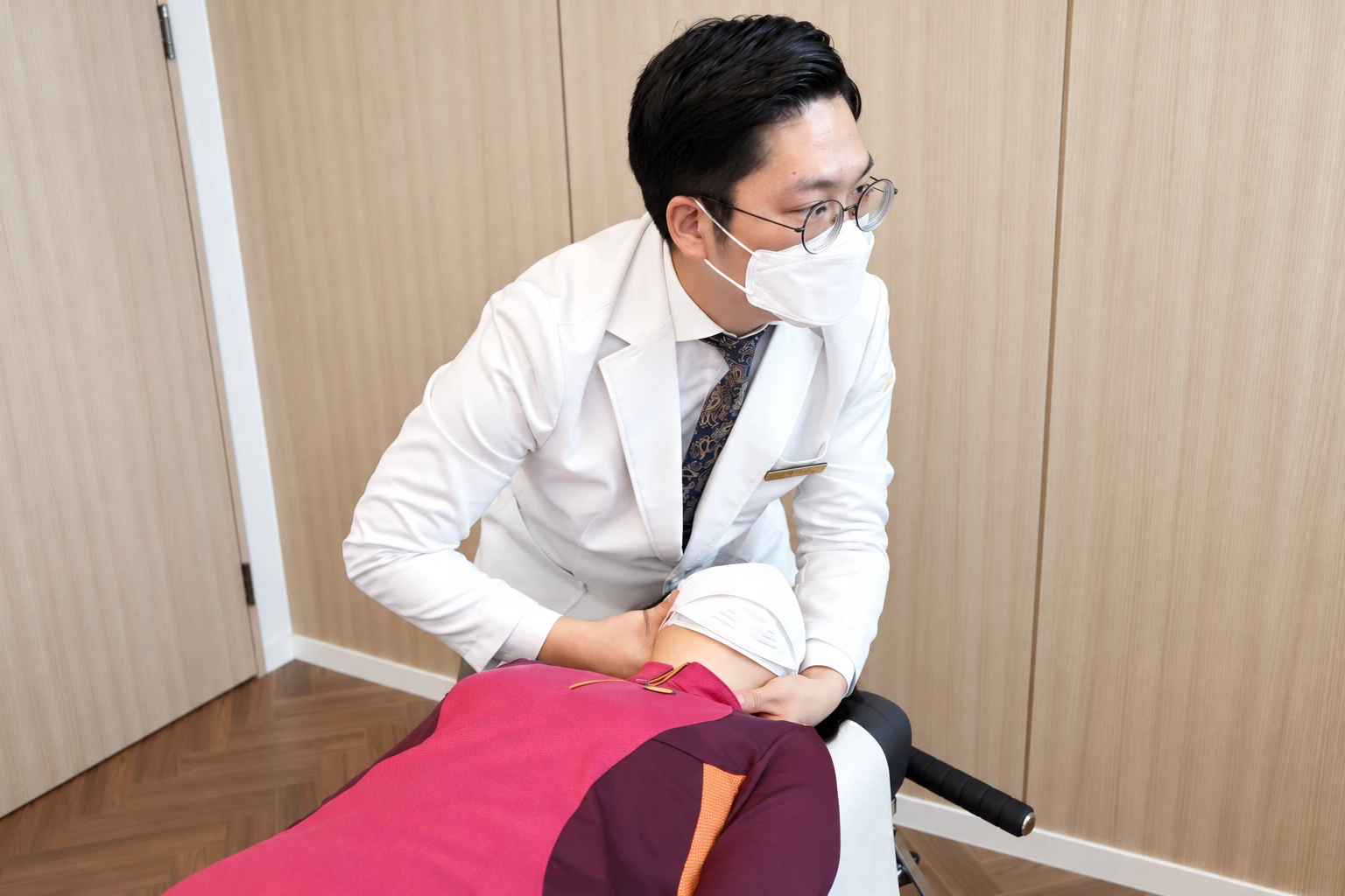 더채운한의원 원장의 추나치료 모습